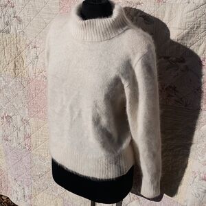 Venesha Vintage 80% Angora Rabbit Hair Fur Fuzzy Turtleneck Sweater Large 🎁🐇✨